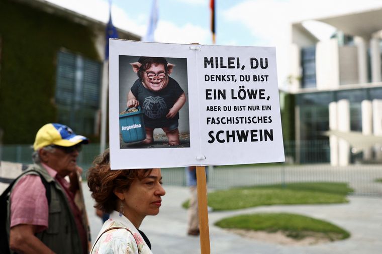 FOTO: Cientos de manifestantes se reunieron en Berlín en contra de la visita de Milei.