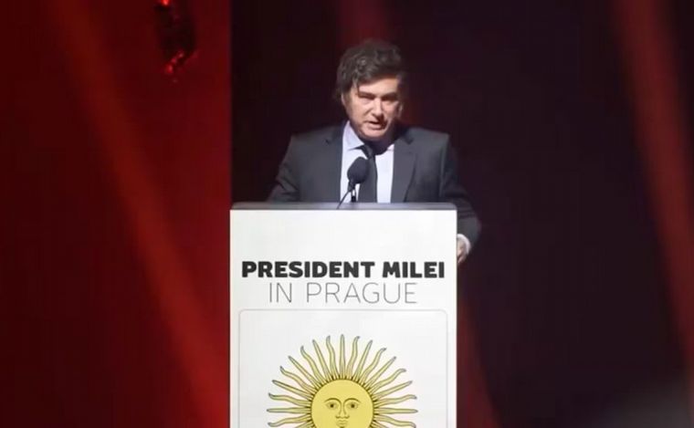 FOTO: Javier Milei dando su discurso en Praga. (Foto: Captura de pantalla). 