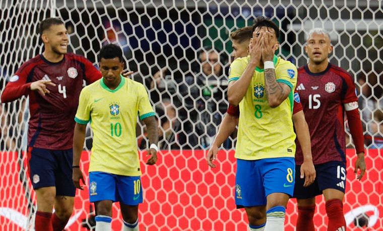 FOTO: Costa Rica consiguió un empate histórico ante un Brasil deslucido y apático