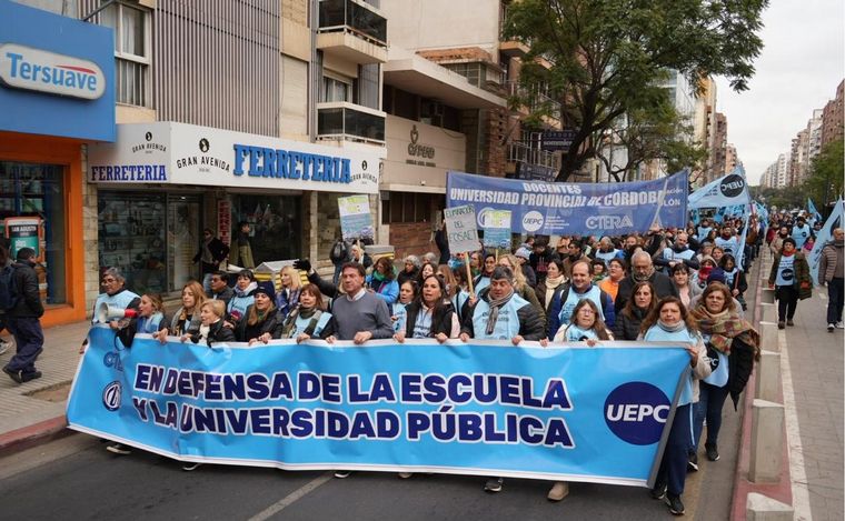 FOTO: Marcha de la UEPC por las calles de Córdoba. (Foto: Daniel Cáceres/Cadena 3)
