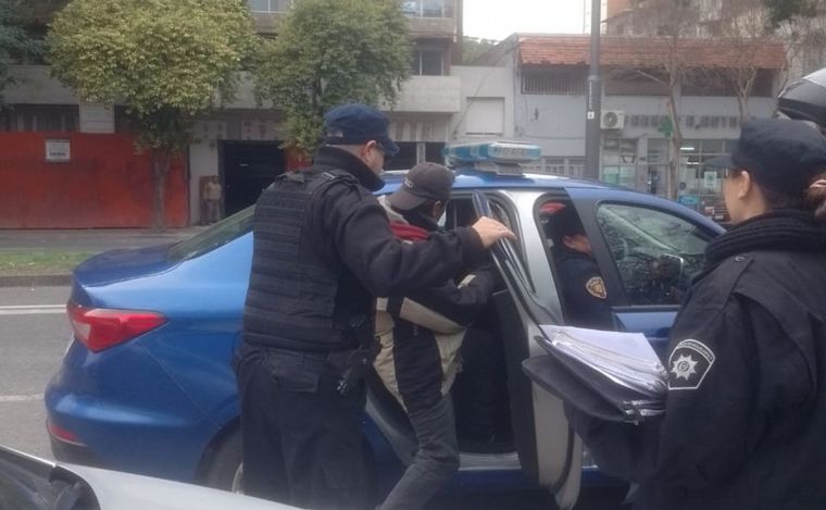 FOTO: El sábado por la noche fue detenido otro cuidacoches en 9 de Julio y Alvear. 