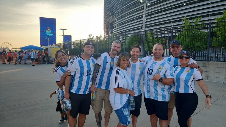 FOTO: Los hinchas argentinos ya llenan el MetLife Stadium de New York.