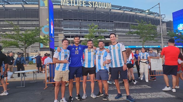 FOTO: Los hinchas argentinos coparon las inmediaciones del MetLife Stadium.