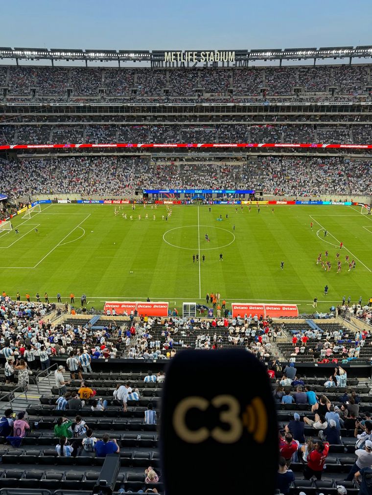 FOTO: Los hinchas argentinos coparon las inmediaciones del MetLife Stadium.