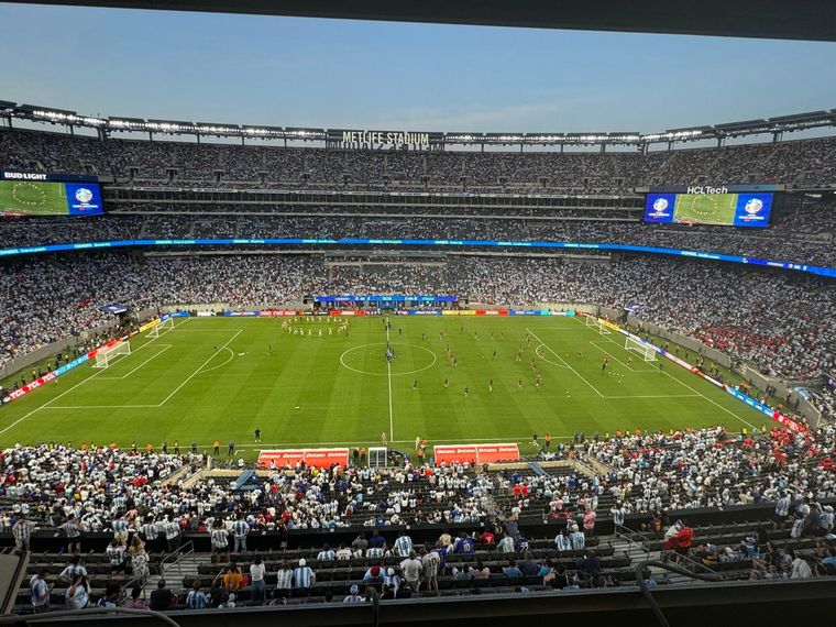 FOTO: Los hinchas argentinos coparon las inmediaciones del MetLife Stadium.