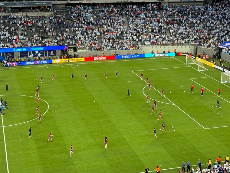 FOTO: Los hinchas argentinos coparon las inmediaciones del MetLife Stadium.