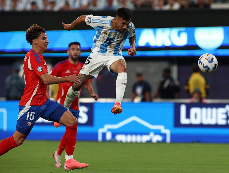 FOTO: El atacante Nicolás González estuvo muy cerca de convertir un gol con un zurdazo. 