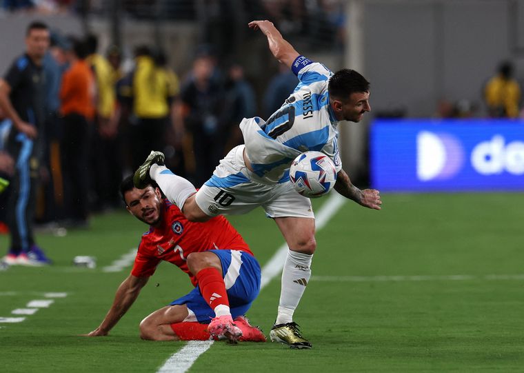 FOTO: Messi elude la marca chilena. (Foto: NA)