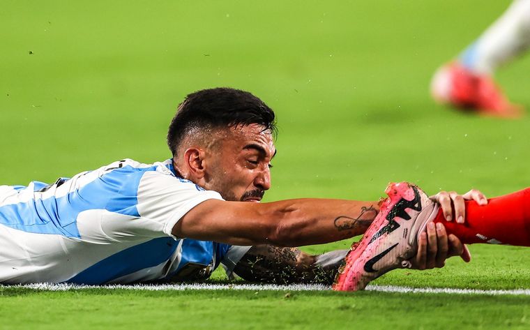 FOTO: Nicolás González, como si fuera un jugador de rugby. 