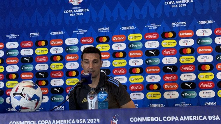 FOTO: Lionel Scaloni en conferencia de prensa tras el triunfo ante Chile. (Foto: Cadena 3)