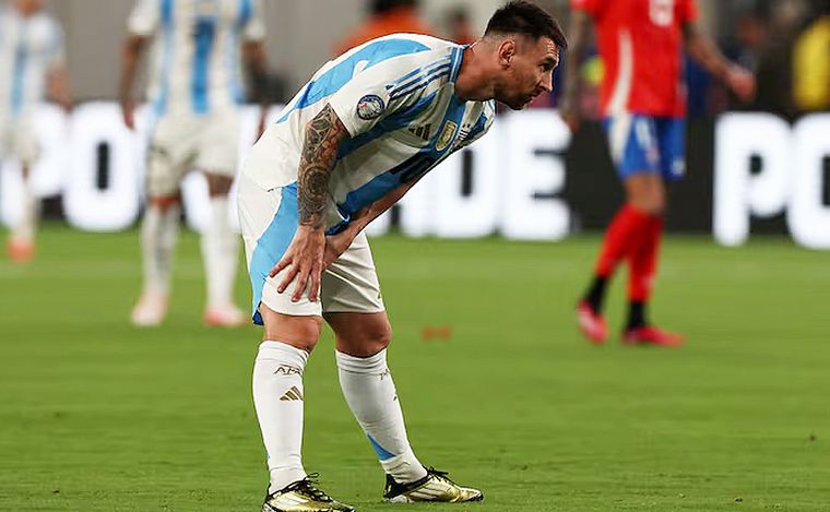 FOTO: Lionel Messi descartó una lesión grave y no se baja del duelo ante Perú. (Foto: NA)