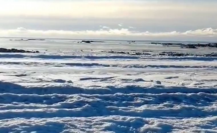 FOTO: Se congelaron la solas del mar en el norte de Tierra del Fuego.