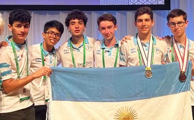 FOTO: Equipo argentino que participarán en la OIM. Una colecta consiguió sus pasajes.