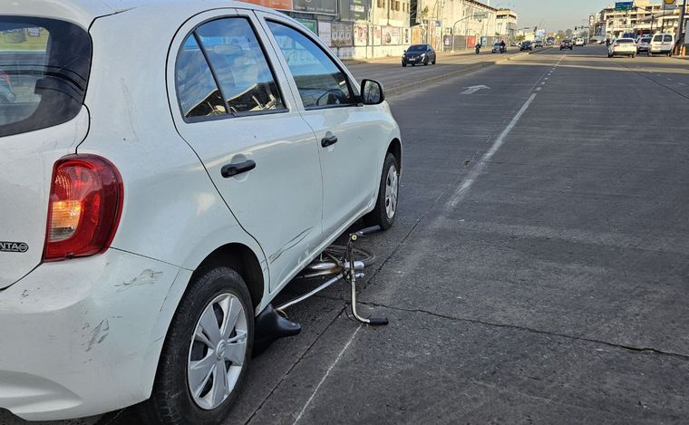 FOTO: La bicicleta quedó debajo del auto.