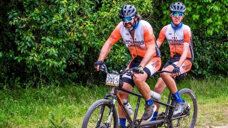 FOTO: Juan Zemborain y Santi en su bicicleta Tandem