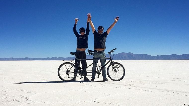 FOTO: Juan Zemborain y Santi en su bicicleta Tandem