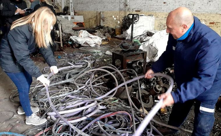 FOTO: Cables y cobre secuestrado en una chatarrería cuyo dueño fue detenido.