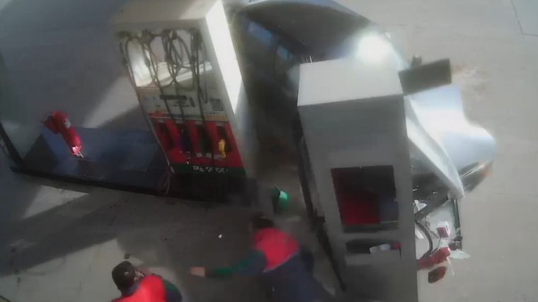 FOTO: Una camioneta chocó contra dos estaciones de servicio en minutos