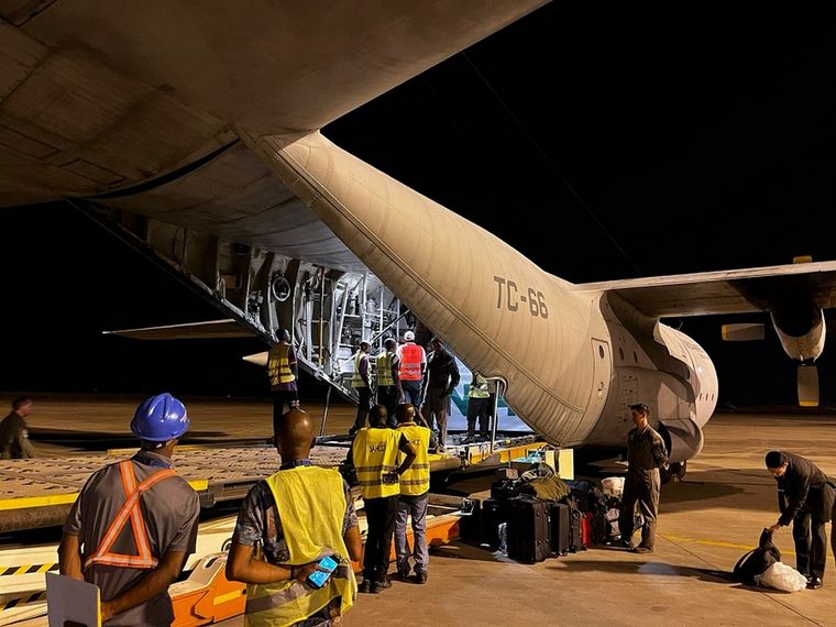 FOTO: Gobierno envió aviones hércules con alimentos y asistencia a Santa Cruz y Chubut