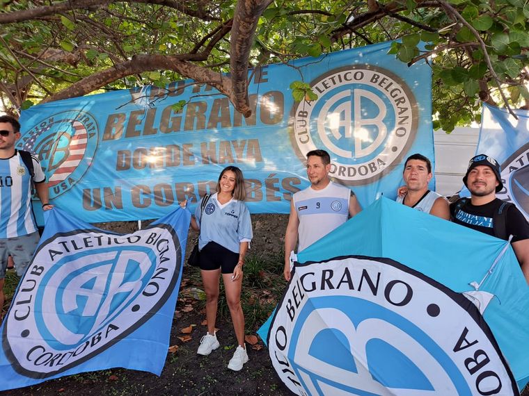 FOTO: Los hinchas de Belgrano en el banderazo argentino. 