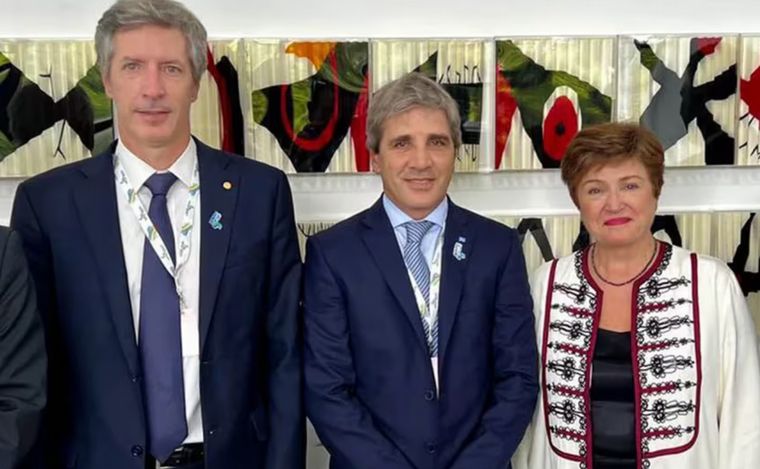 FOTO: Bausili, Caputo y Kristalina Georgieva, directora gerente del FMI (Foto: Infobae).
