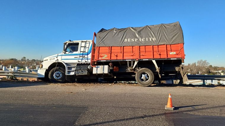 FOTO: Se accidentó un camión de azúcar y lo custodian 9 patrulleros y motos