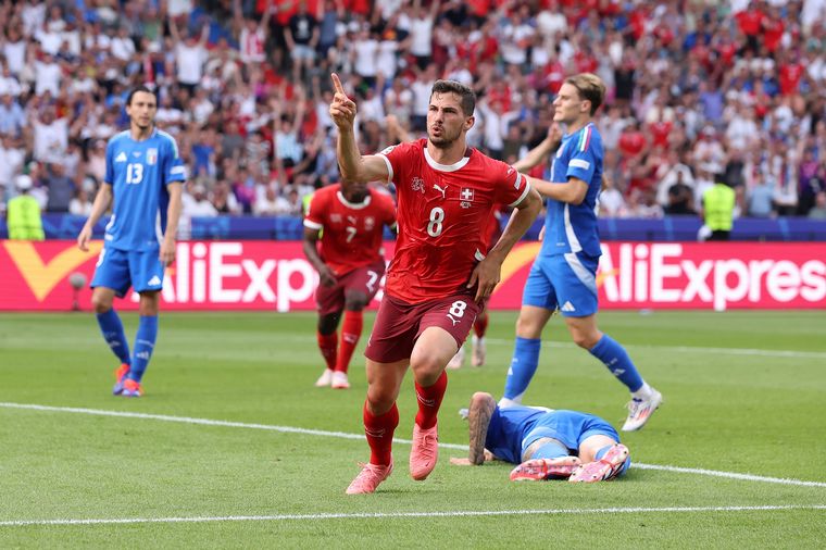 FOTO: Suiza venció 2-0 a Italia y se metió en cuartos de final. 