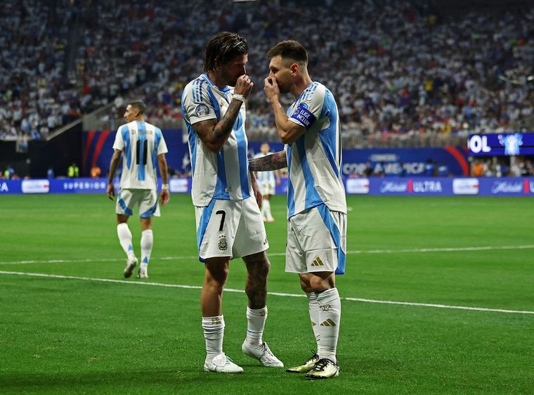 FOTO: Rodrigo De Paul y Lionel Messi hablan en la cancha. (Foto: NA)