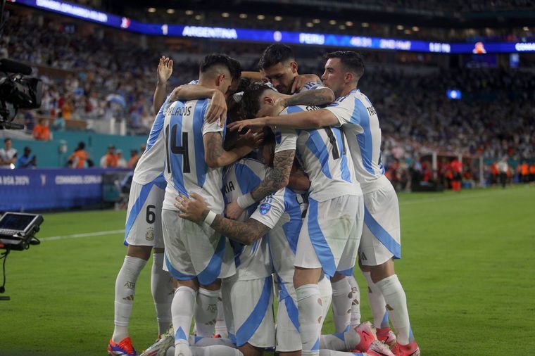 FOTO: Argentina venció con contundencia