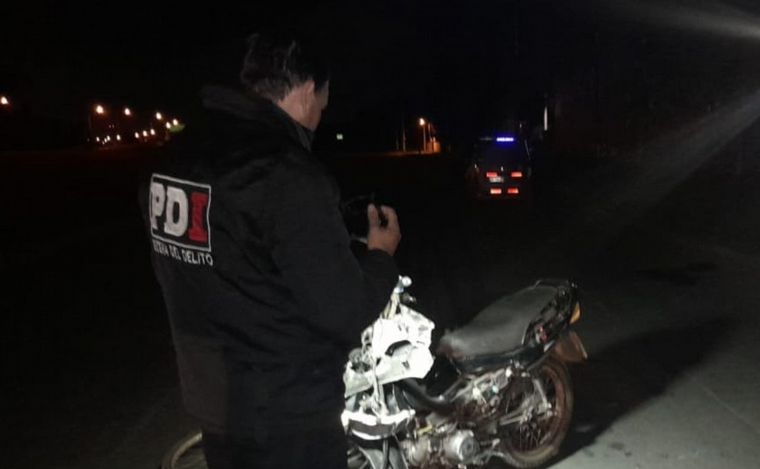 FOTO: Efectivo de la Policía de Investigaciones (PDI) toma imágenes de la moto accidentada.