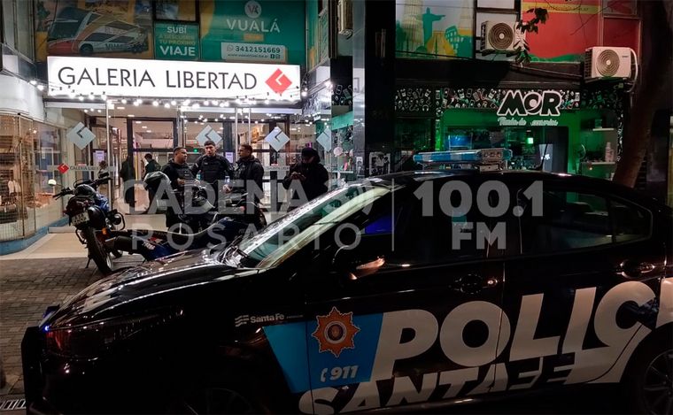 FOTO: Robaron en una galería del microcentro de Rosario y golpearon a un comerciante.