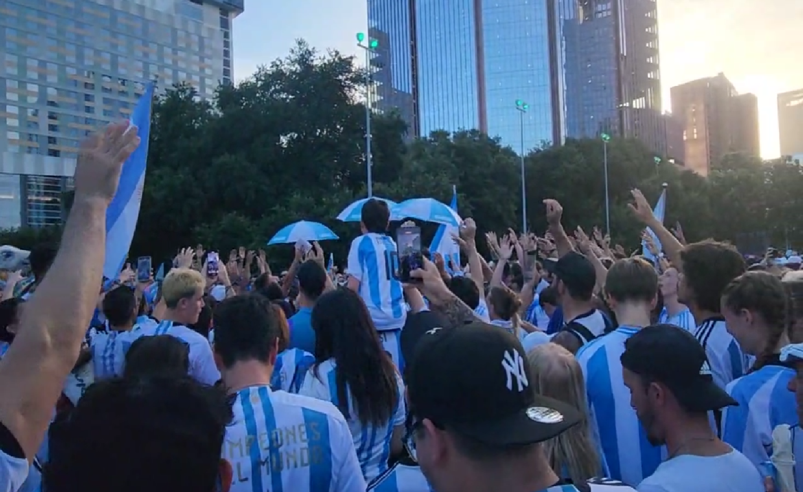 FOTO: Banderazo en Houston: la costumbre de los hinchas argentinos sigue firme