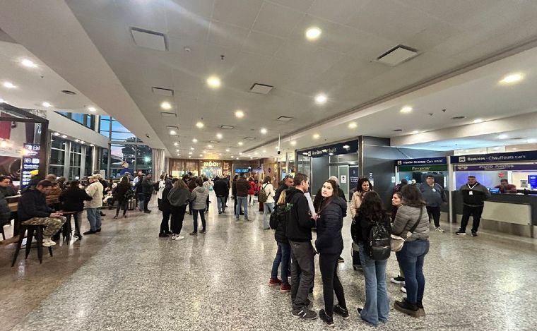 FOTO: Demoras por asambleas en el Aeropuerto Córdoba. (Foto: Lucía González/Cadena 3)