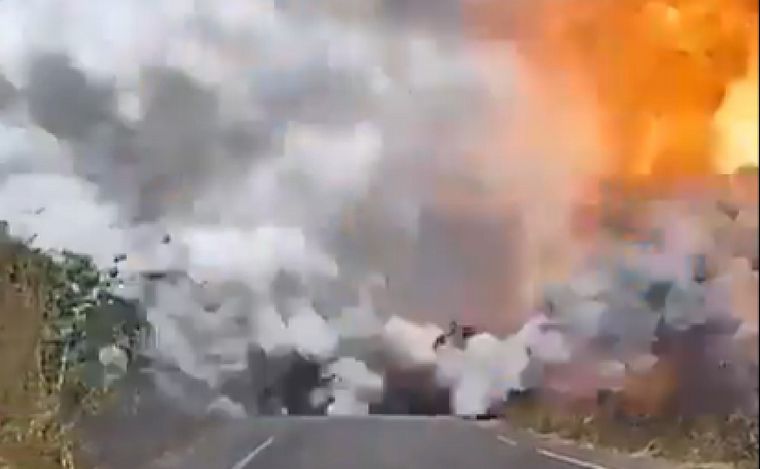 FOTO: El momento de la explosión del camión con combustible en Brasil. (Captura video)