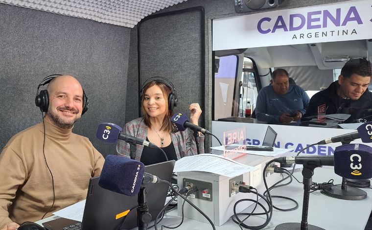 FOTO: Alejandro Bustos y Silvina Ledesma conducen este viernes Viva la Radio.