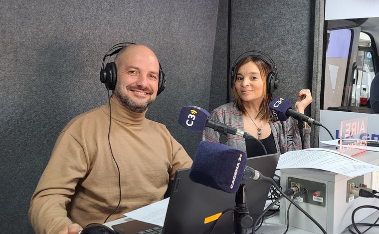 FOTO: Alejandro Bustos y Silvina Ledesma conducen este viernes Viva la Radio.