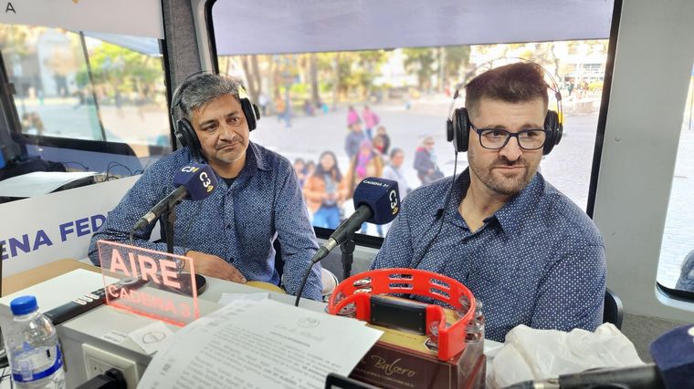 FOTO: Viva la Radio transmite desde la Plaza San Martín por el cumpleaños de Córdoba.