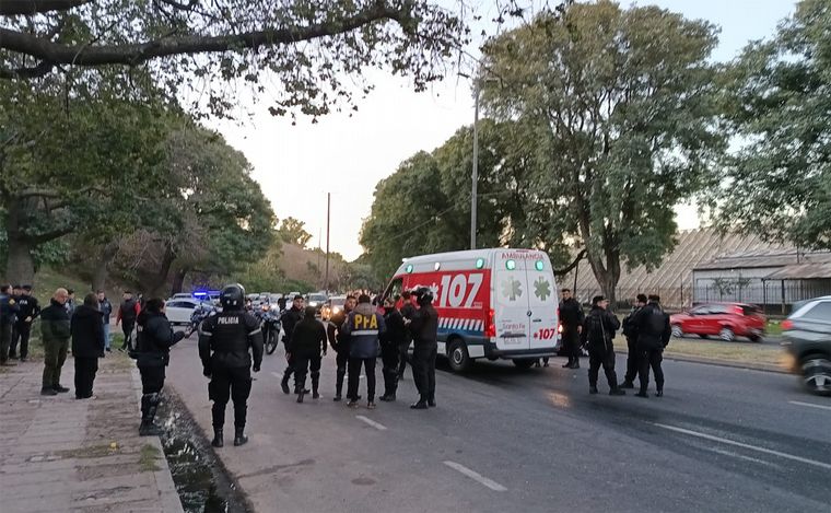 FOTO: Policías motorizados impactaron auto estacionado en la zona del bajo rosarino.