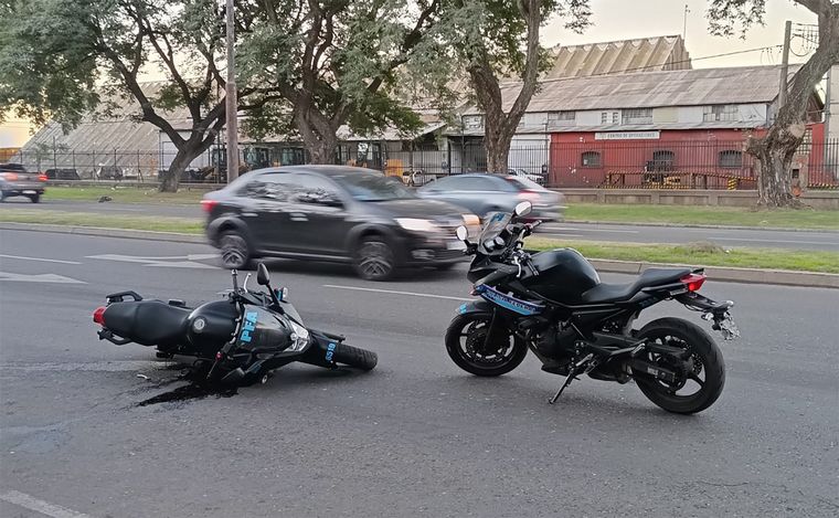 FOTO: Policías motorizados impactaron auto estacionado en la zona del bajo rosarino.