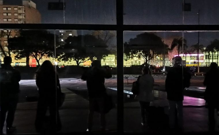 FOTO: Sin luz desde el mediodía en la Terminal de Rosario: hay servicios afectados.