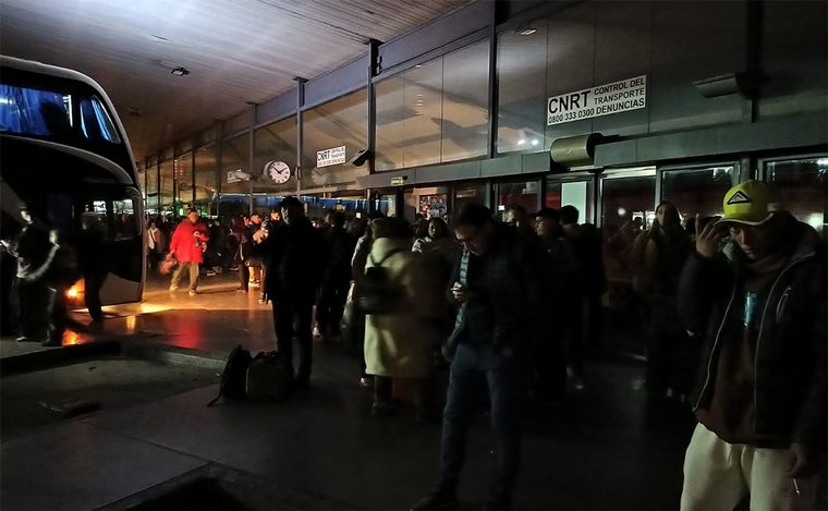 FOTO: Sin luz desde el mediodía en la Terminal de Rosario: hay servicios afectados.