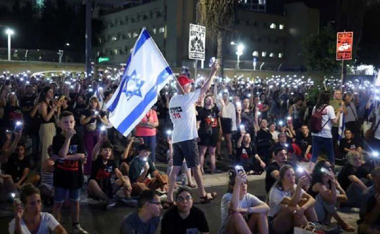 FOTO: Manifestantes israelíes piden por los rehenes en Gaza. (Foto: NA)