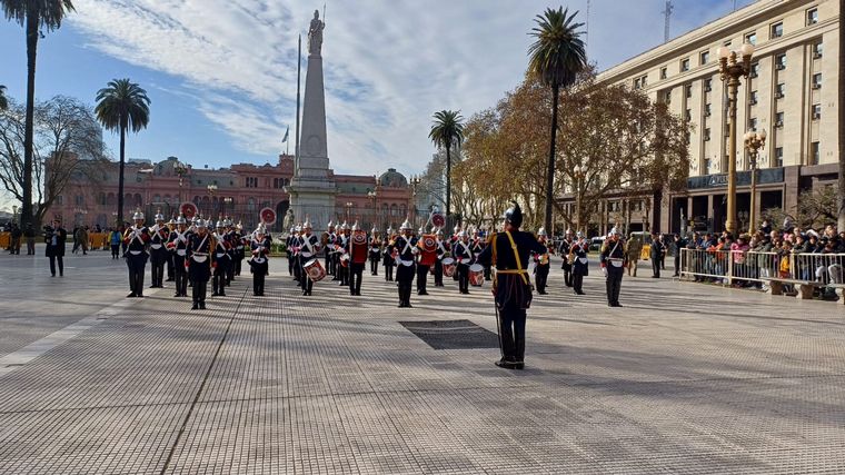 FOTO: Cambio de guardia en Plaza de Mayo. 