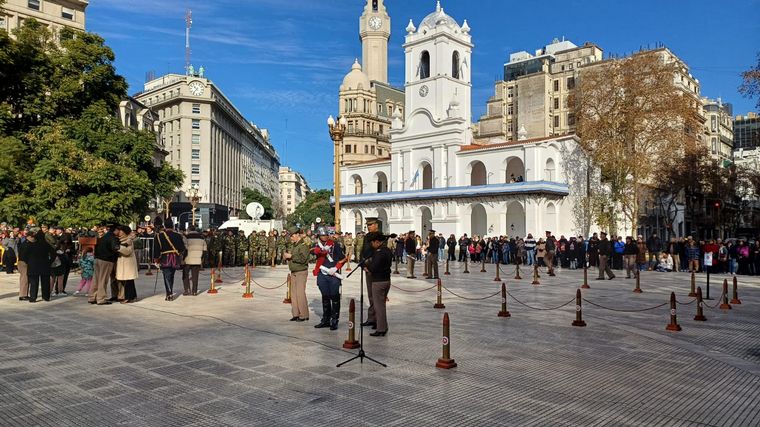 FOTO: Cambio de guardia en Plaza de Mayo. 