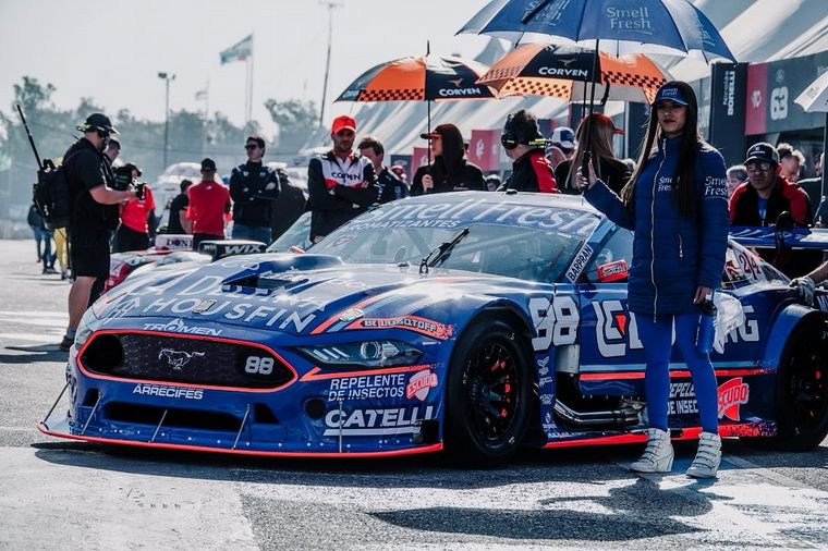 FOTO: Nada detiene a Trosset y su Ford Mustang antes de clasificar