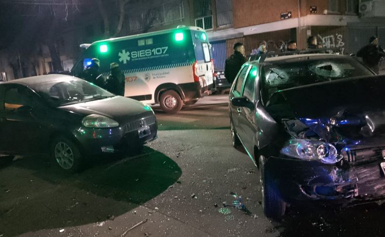 FOTO: Fuerte siniestro de madrugada en Rosario dejó siete heridos: uno está grave.