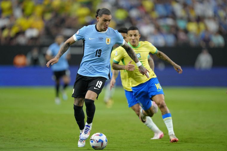 FOTO: Uruguay y Brasil se miden en cuartos de final. (Foto: NA)