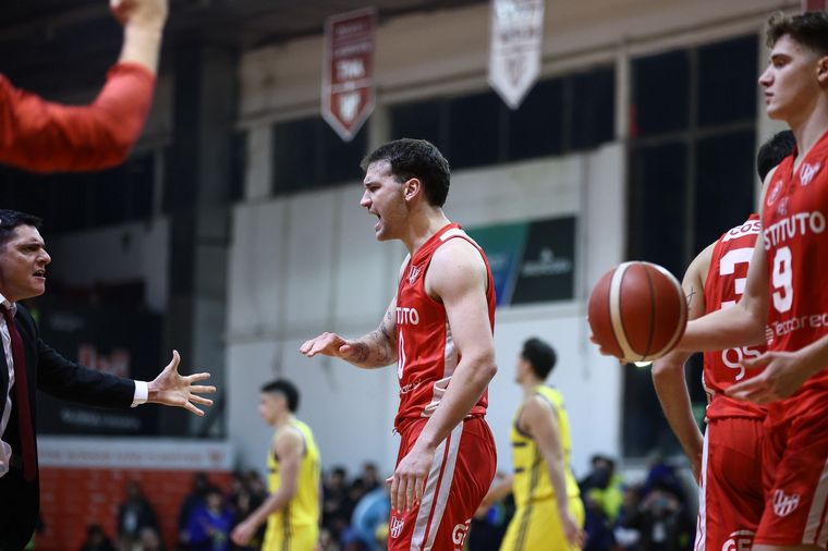 FOTO: El uruguayo Nicola Pomoli festeja el primer triunfo albirrojo. (Foto: Prensa IACC)