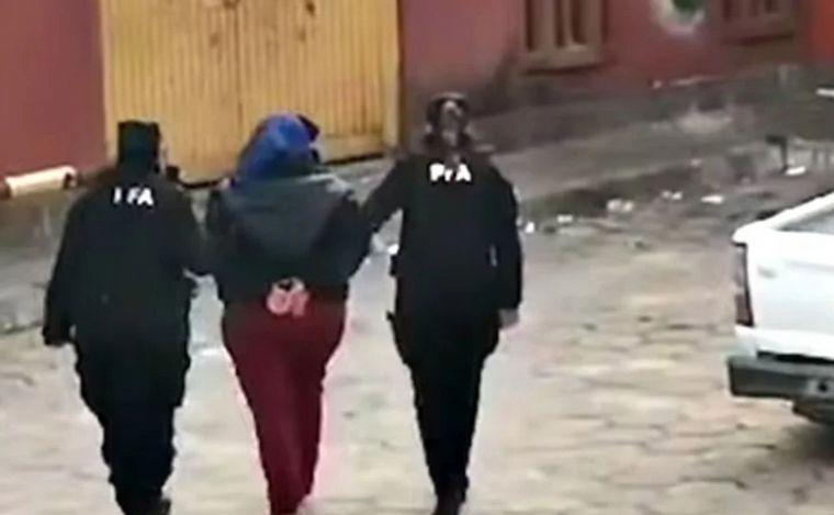 FOTO: Laudelina Peña es llevada por personal de la PFA. (Foto: Captura de video)