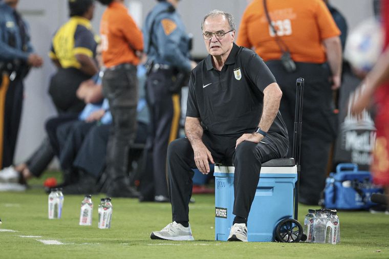 FOTO: Marcelo Bielsa, entrenador de la selección uruguaya. 